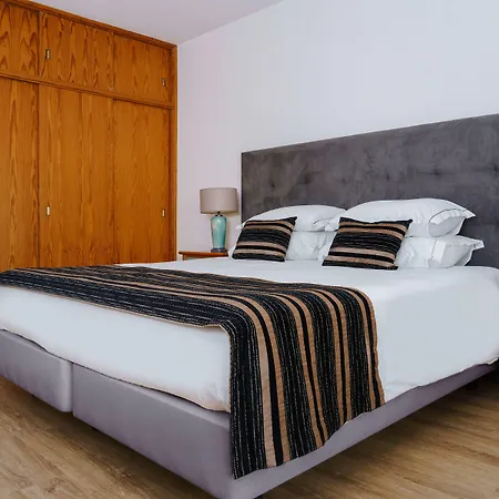 Luna Da Oura Αλμπουφέιρα